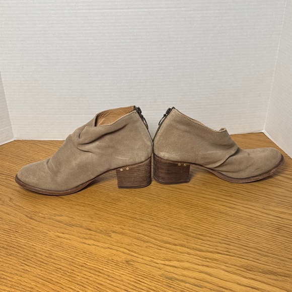 BEEK Eaglet Block‎ Heel Sone/Taupe Tan Suede Slouchy Ankle Boots Back Zip Size 9 - Picture 2 of 16